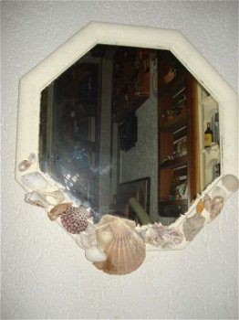 Witte Achtkantige spiegel met schelpenrand 50 cm handwerk - 1