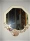 Witte Achtkantige spiegel met schelpenrand 50 cm handwerk - 1 - Thumbnail