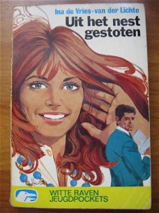 Uit het nest gestoten - Ina de Vries - van der Lichte