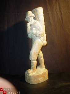 houten beeldje duitse wijnboer met mand op de rug