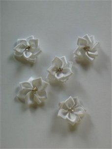 10 satin flowers white