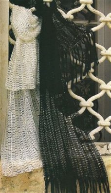 Haakpatroon  819 witte en zwarte sjaal