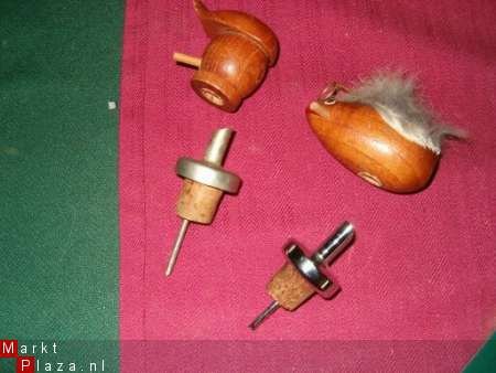 2 houten schenkkurken met gezicht - nr. 1