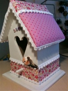 Vogelhuisje voor de babykamer met roze bloempje