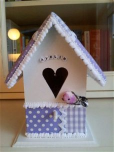 Vogelhuisje voor de babykamer in lila