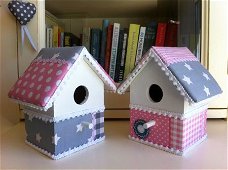 Klein vogelhuisje voor de babykamer in roze-grijs