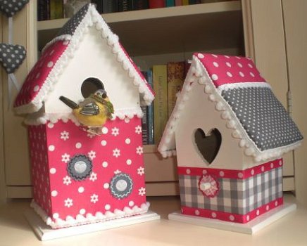 Vogelhuisje voor de babykamer in fuchsia-grijs - 1