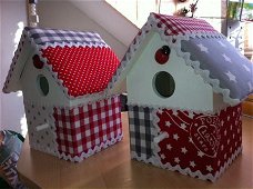 Vogelhuisje voor de babykamer in rood-grijs