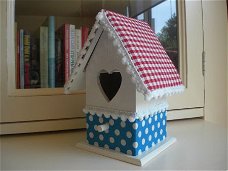 Vogelhuisje voor de babykamer in rood-wit-blauw