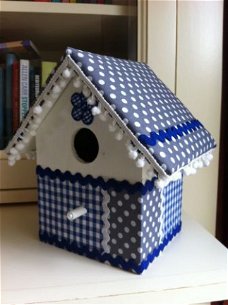 Vogelhuisje voor de babykamer in blauw-grijs