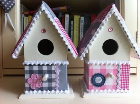 Vogelhuisje voor de babykamer in roze-grijs - 1