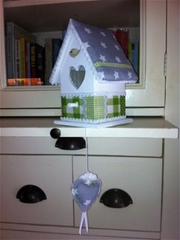 Vogelhuisje voor de babykamer in groen-grijs - 1