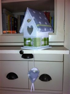 Vogelhuisje voor de babykamer in groen-grijs