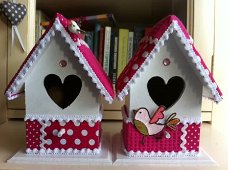 Vogelhuisje voor de babykamer in fuchsia met vogeltje