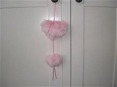 Hanger met pluche roze hartjes