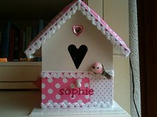 Vogelhuisje voor de babykamer in roze met naam