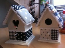 Vogelhuisje voor de babykamer in donkerblauw-grijs