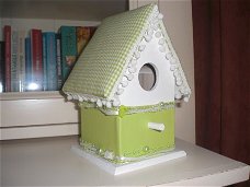 Vogelhuisje voor de babykamer in limegroen