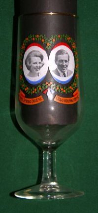Glas met voet Prinses Beatrix & Claus von Amsberg (huwelijk)