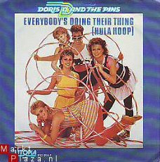 SINGLE * DORIS D & THE PINS *  EVERYBODY'S DOING THEIR THING
