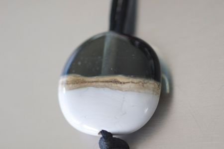 Staalgrijs, sis en grijs aan satijnen ketting NIEUW. - nr. 1