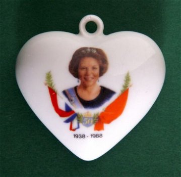 Hart van porselein met draagoog waarop Beatrix 50 1938-1988 - 1