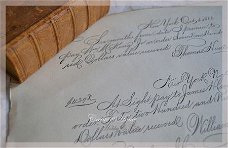 Oude documenten met sierlijk handschrift