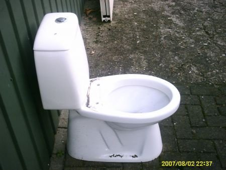 Toilet / wc pot met stortbak / E 80,- / Tel: 06-15 11 08 36 - 1