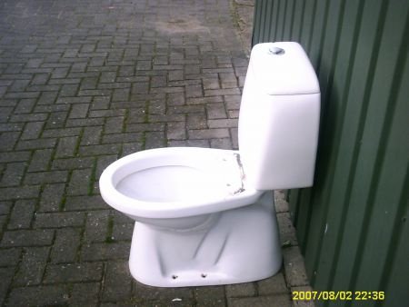 Toilet / wc pot met stortbak / E 80,- / Tel: 06-15 11 08 36 - 1