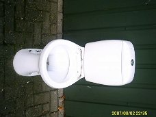 Toilet / wc pot met stortbak / E 80,- / Tel: 06-15 11 08 36