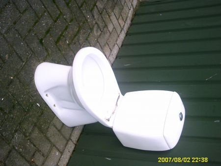 Toilet / wc pot met stortbak / E 80,- / Tel: 06-15 11 08 36 - 1
