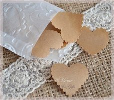 Gegomde kraftpapier sculp hartjes in een pergamijn zakje