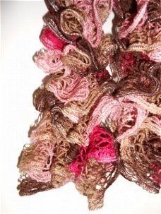 Mooie handgebreide sjaal roze cyclaam bruin. Nieuw.