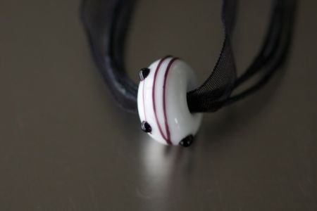 Handgemaakte wit met zwarte bead met voile ketting NIEUW. - 1