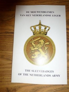 Boek: De mouwemblemen van het Nederlands leger - 1