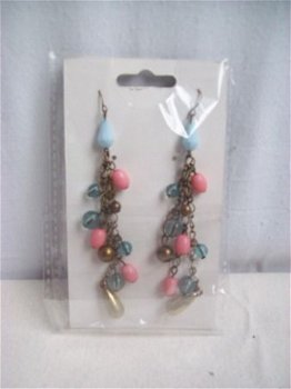 hippe oorbellen lang brons met roze en lichtblauwe kraaltjes - 1