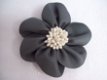 leren broche corsage zwart met wit hart met speld en klem - 1 - Thumbnail