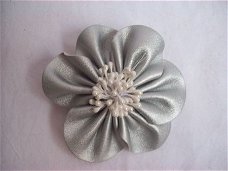 corsage zilver broche bloem leer met speld en klem