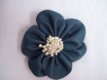 donkerblauwe bloemcorsage leer met wit hart spel en klem - 1 - Thumbnail