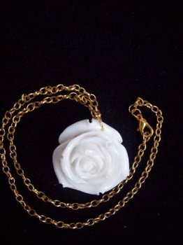 bloemhanger grote witte resin roos kettinghanger oog in goud - 1