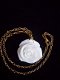 bloemhanger grote witte resin roos kettinghanger oog in goud - 1 - Thumbnail