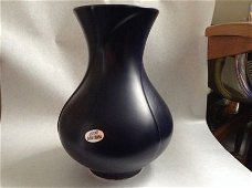 Zwarte vaas gemerkt met label style keramik