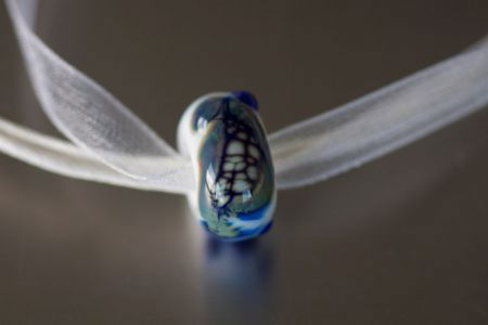 Handgemaakte wit met blauw shard glaskraal aan voile ketting - 1