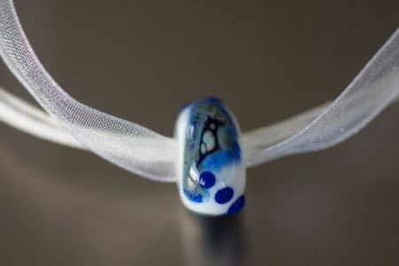 Handgemaakte wit met blauw shard glaskraal aan voile ketting - 1