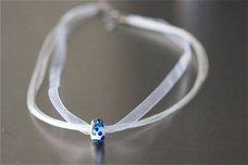 Handgemaakte wit met blauw shard glaskraal aan voile ketting