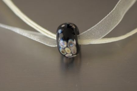 Handgemaakte zwart met raku bead aan voile ketting NIEUW. - 1