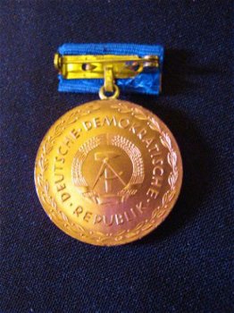 DDR medaille 10 j,trouwe dienst in pedagogisch werk,gst - 1
