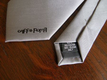Nieuwe stropdas - grijs, met Caffe PomA reklameopdruk. - Afbeelding 2