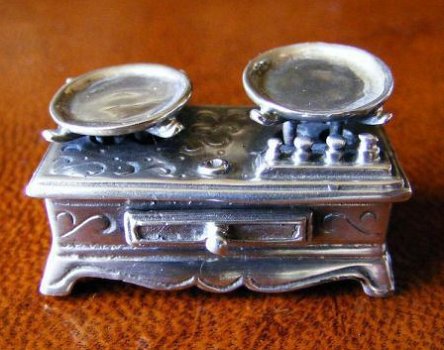 Zilveren miniatuur van kruideniersweegschaal - 1