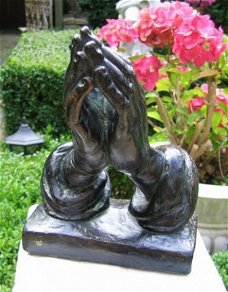 Sculpture biddende handen